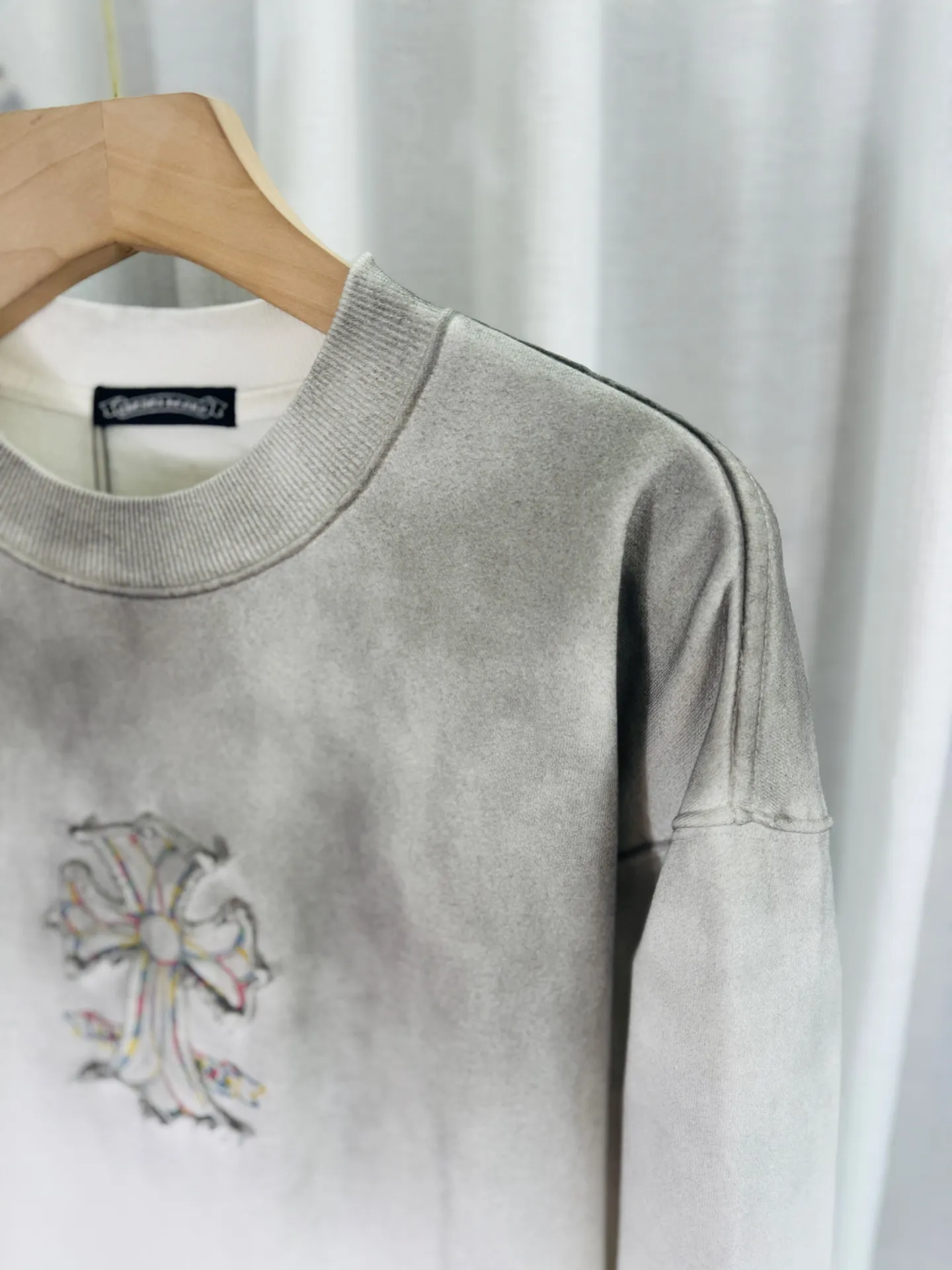P280 top version, real shot without P, ​​different from market currency) 𝗖𝗵𝗿𝗼𝗺𝗲 𝗛𝗲𝗮𝗿𝘁𝘀/Cro Heart 2025 washed patch embroidery autumn and winter new original single counter American laser burnt 3D three-dimensional color embroidery couple casual sweatshirt 👑The highest version! Customized fabric 430g tripe terry fabric! American acid-washed and distressed original fabric laser burnt ✟appliqué embroidery and exquisite embroidery of letters! The best-selling model in the counter, very comfortable to wear. Accessories: original molded and authenticated collar label➕100% silk wash label. Genuine purchase-grade original hangtag➕matching hanging rope➕3D hanging beads➕original packaging bag. Craftsmanship: The original version has consistent wiring! The highest version of the armhole matching technique! Color: White Black Size: S M L XL Style No.: 9328